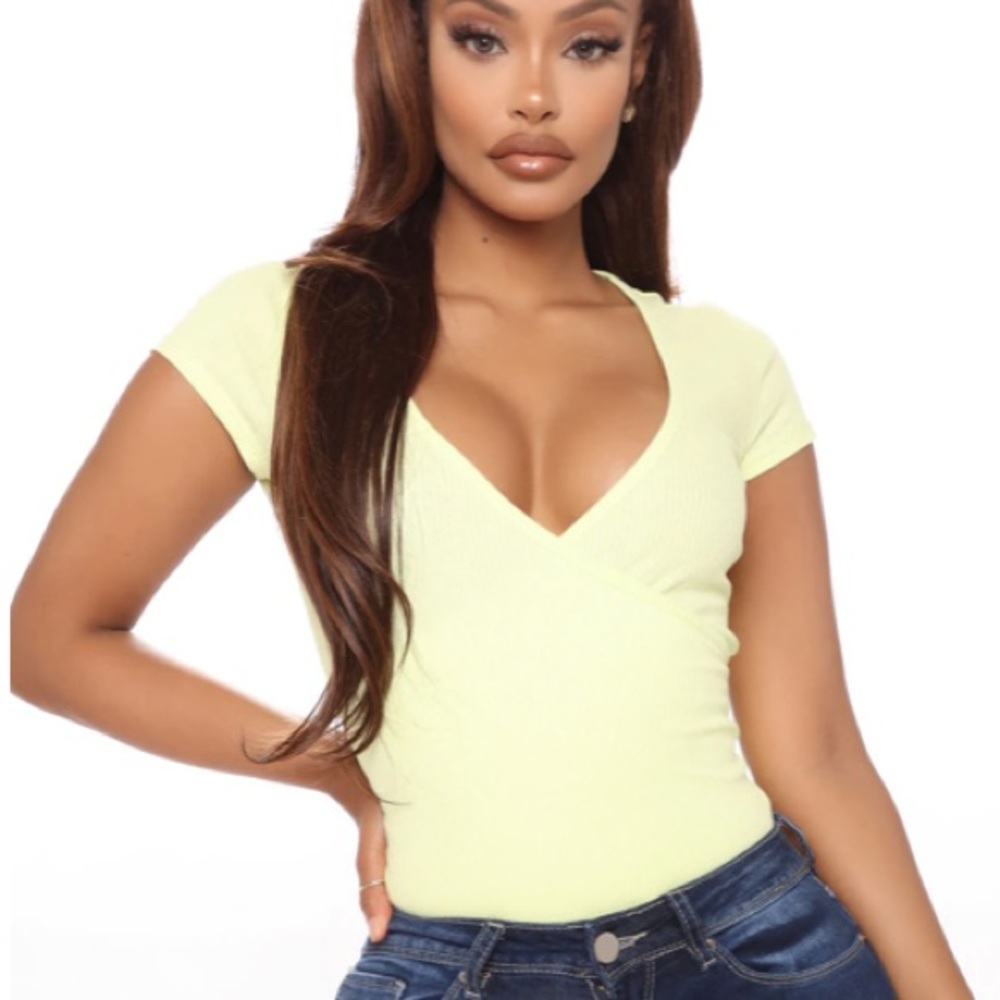 Yellow v style t shirt 🔥never worn🔥